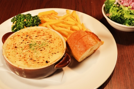 【Falstaff Pub】7～9月シーズナル パブランチ「フィッシュパイ＆チップス」